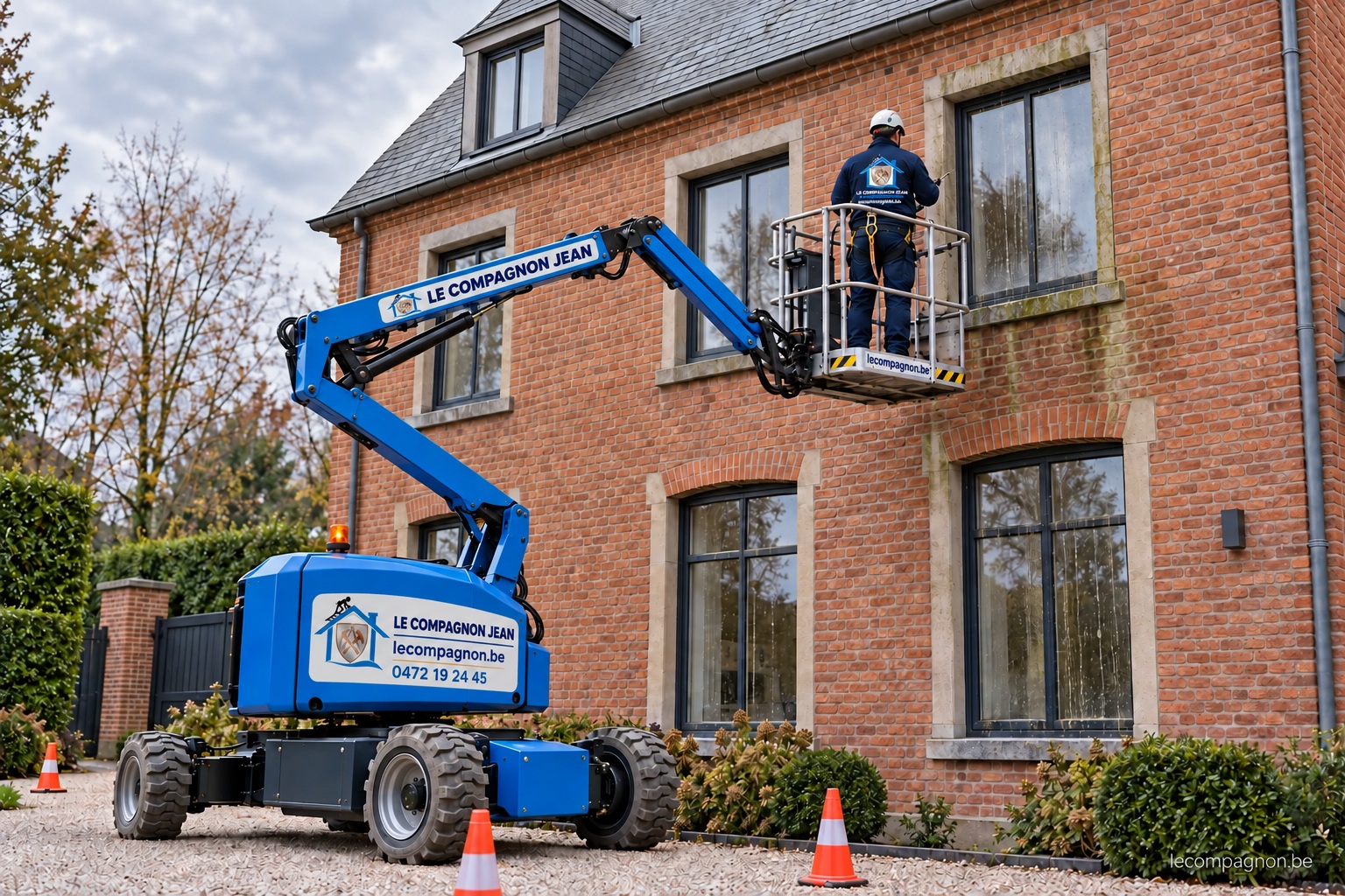 Illustration avant nettoyage en nacelle de fenêtres hautes sur une maison en brique