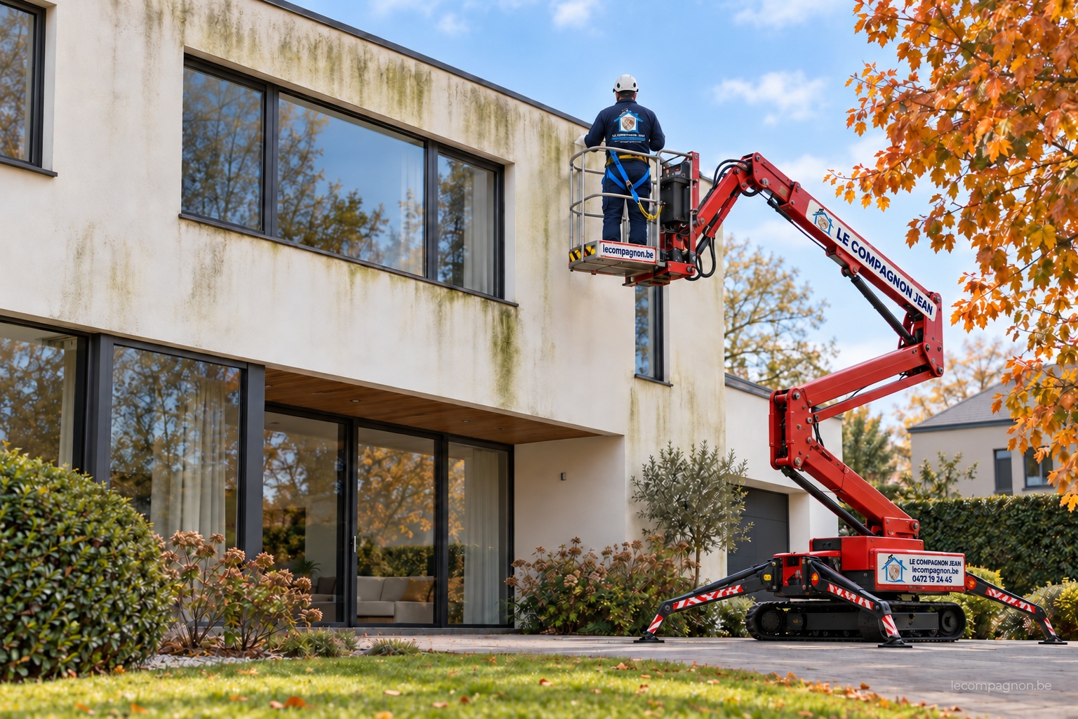 Illustration avant nettoyage des parois hautes d’une villa depuis une nacelle