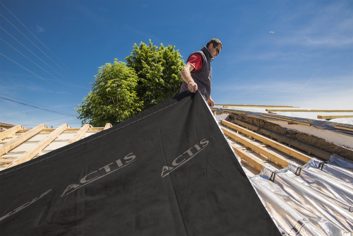 Pose de l'isolant réflecteur TRISO-TOITURE Actis sur chevrons de toiture