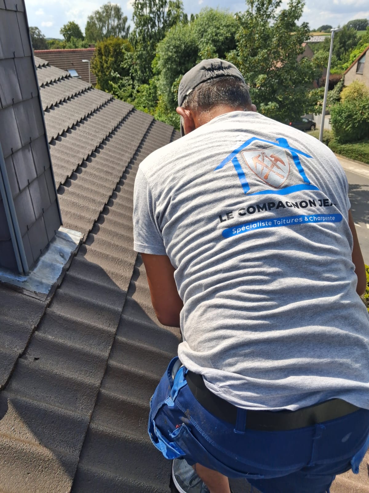 Équipe Le Compagnon Jean au travail sur une toiture, chantier peinture toiture